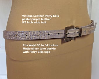 Pasek VTG Leather Perry Ellis w kolorze pastelowej fioletowej skóry o szerokości 5/8 cala, pasuje na talię o obwodzie od 30 do 34 cali, matowa srebrna klamra z logo Perry Ellis
