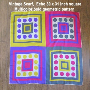 Écharpe vintage, carré Echo 30 x 31 pouces, motif géométrique audacieux multicolore des fabuleuses années 1980, accessoire époustouflant, étiquette de contenu de tissu manquante
