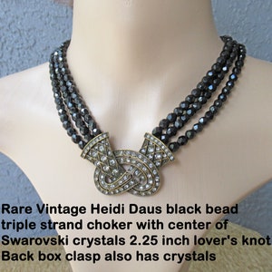 Könnte beinhalten: Seltener Vintage-Halskette von Heidi Daus mit drei Reihen schwarzer Perlen und einem Kristallknoten in der Mitte. Der Knoten ist 5,7 cm breit und der Boxverschluss ist ebenfalls mit Kristallen besetzt.