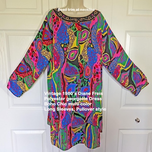 Può includere: Un abito vintage Diane Freis in georgette di poliestere con un vivace motivo astratto multicolore. L'abito a maniche lunghe, stile pullover, presenta un bordo di perline allo scollo. L'abito è in stile Boho Chic.
