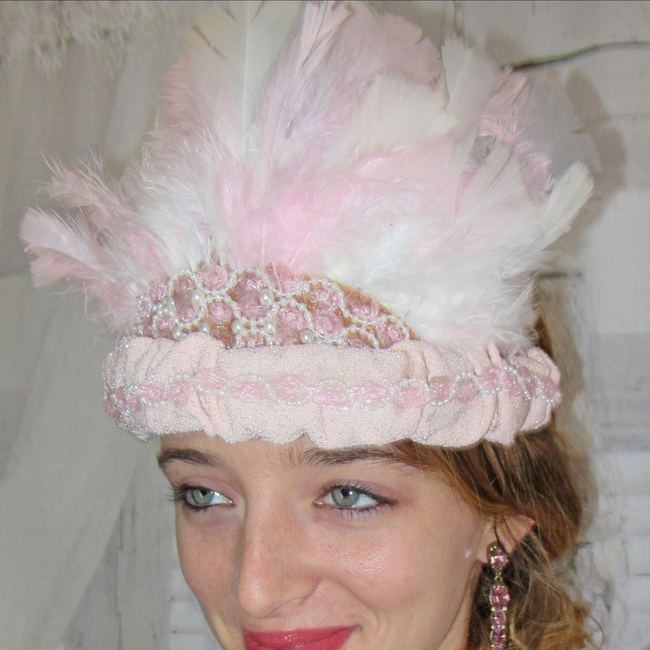 Cerchietto ispirato agli anni '20 con piume rosa/argento/bianche alte 5 pollici, pizzo rosa pastello e rifiniture in finta perla bianca sulla fascia, stile flapper - Italia