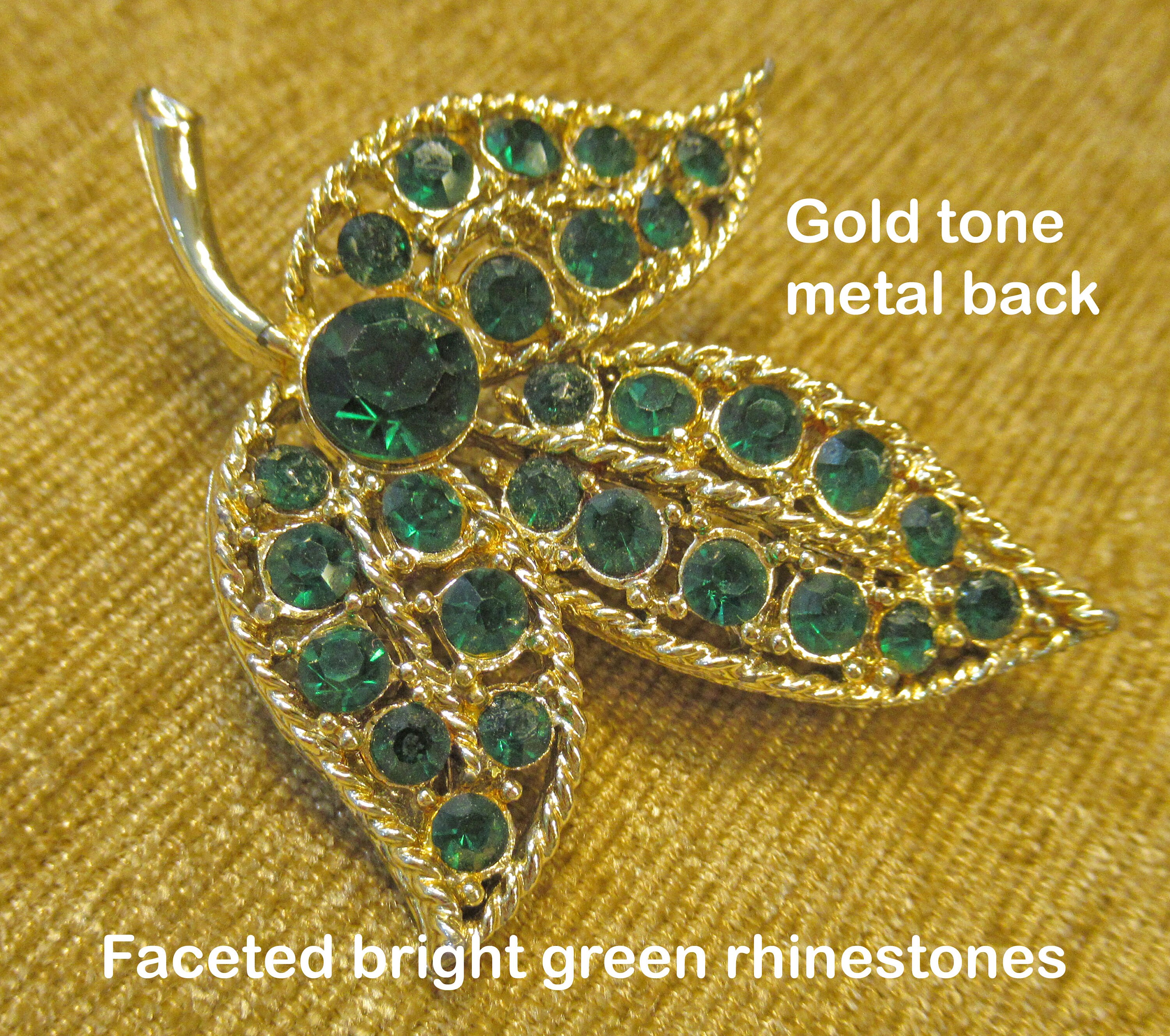 明るいグリーンのラインストーンの葉のブローチ。聖パトリックの日や