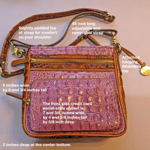 Sac à bandoulière bicolore en cuir brahmane, Fermeture éclair sur le devant avec fentes pour cartes de crédit intégrées, Texture crocodile mauve et noix de pécan, Bandoulière réglable, VTG