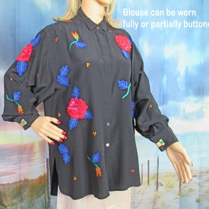 Blus med 132 cm byst, Mercedes & Adrienne svart siden med blomapplikationer, smokingkrage, knappar framtill, tunikalängd, långärmad, vintage 1980-tal