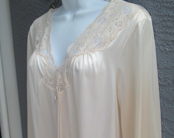 Vanity Fair Sz Med robe w/lace trim, Blush pink nylon, Knee length, Fits to 42 inch bust, Made in USA, Hidden side pocket, V neck, VTG
