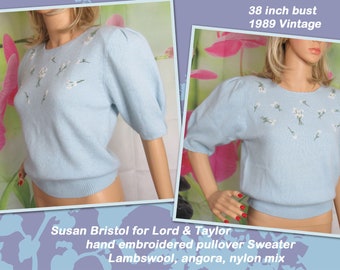 38 bust pullover Sweater, Susan Bristol for Lord & Taylor hand embroidered, Lambswool, angora, nylon, Baby blue w/ white daisies, 1989 label