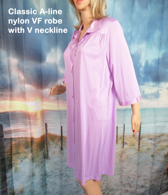 40 bust Vanity Fair robe, Pastel lavender nylon, … - image 5