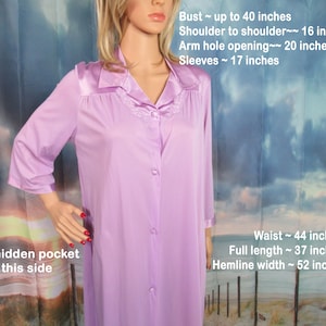 40 bust Vanity Fair robe, Pastel lavender nylon, Button front, Applique trim & nylon satin, Classic VF A-line knee length, 1 pocket, VTG