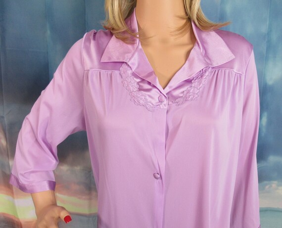 40 bust Vanity Fair robe, Pastel lavender nylon, … - image 9