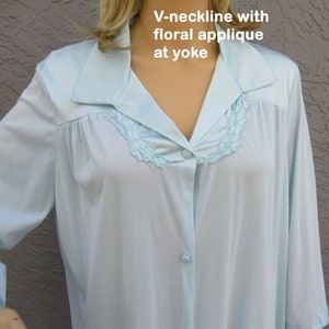 Sz MED Vanity Fair Robe, Teal blue nylon, Fits to 42 inch bust, 3/4 length sleeve, Classic A-line, 5 button front, Made in Guatemala VTG