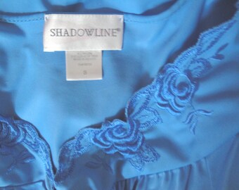 40 Shadowline Nylon Robe, Kobaltblau, Blumenmuster, Sz Small, 3/4 Ärmel, Knöpfe vorn, Seitentasche, knielang, Made in USA VTG