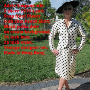 Può includere: Un completo bianco e nero a pois composto da giacca con chiusura a scatto e gonna a matita. Il completo è in seta e ha uno sfondo crema. Il testo "Adele Simpson silk 2-piece 1970's suit Snap front Blazer with slim Pencil Skirt. Black polka dots on cream background. 36 inch bust. 26 inch waist. Vintage designer set. Made in Hong Kong" è scritto in rosso su uno sfondo verde.