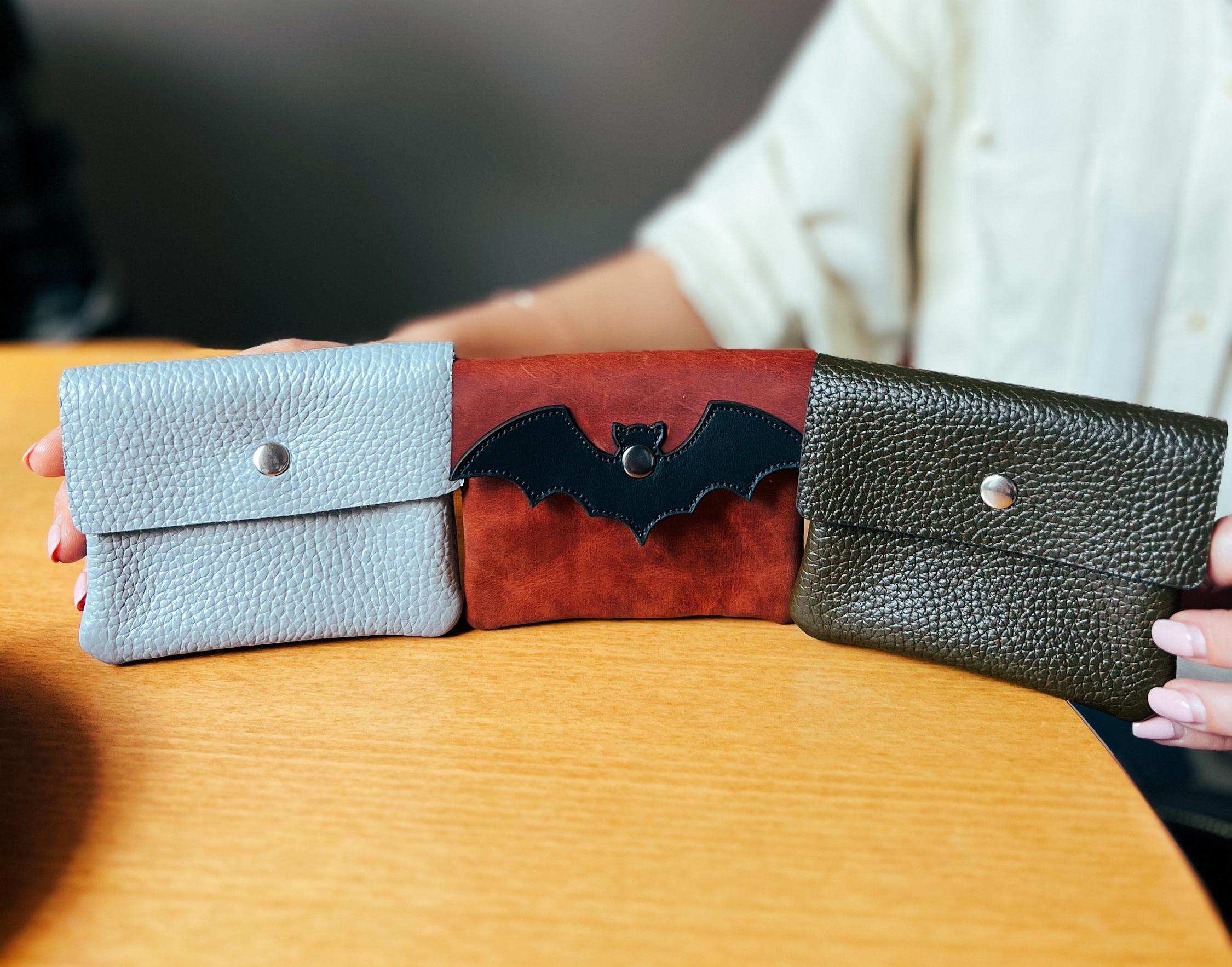 Porte-monnaie Chauve-souris En Cuir Fait Main - Se Déplie En Ailes, Avec Clip Et Poche Zippée | Accessoire Gothique Original