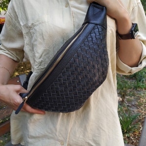 Leder Frauen gewebte Bauchtasche, geflochtene Schultertasche, Leder Frauen Hüfttasche, All-Grain Schultertasche