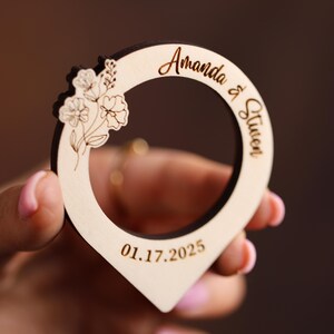 Anelli per tovaglioli in noce - Bomboniere personalizzate per matrimoni - Segnaposto con nome inciso - Decorazione da tavolo rustica a forma di goccia - Ricordo per ricevimento