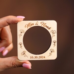 Ronds de serviette carrés en bois - Cadeaux de mariage personnalisés - Marque-places personnalisés - Déco de table rustique - Cadeau de réception unique