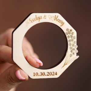 Serviettenringe aus Holz mit Gravur für Gastgeschenke - Rustikale Tischkarten für die Hochzeit - Personalisierte Tischdekoration