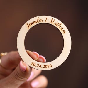 Ronds de serviette ronds en bois - Cadeaux de mariage personnalisés - Marque-places personnalisés - Déco de table rustique - Cadeau de réception unique