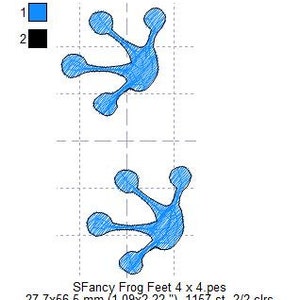 Może przedstawiać: Dwa niebieskie wzory haftu z odciskami łap żaby, każdy z pięcioma palcami. Wzory mają 4 cale na 4 cale i 27,7 mm na 56,5 mm. Wzory są przeznaczone do maszyn do haftu i wymagają 1157 ściegów.