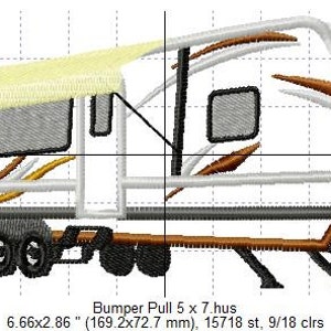 Pode incluir: Desenho bordado de uma caravana com um esquema de cores branco, castanho e cinzento. A caravana tem um toldo retrátil e uma janela grande. O desenho mede 6,66 polegadas por 2,86 polegadas e tem 15.718 pontos e 9 cores.