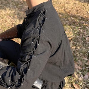 Black Renaissance Fair Tunic, Medieval LARP Shirt, Viking Tunic for Men, Pirate Costume, Viking LARP Cosplay Outfit bild 4