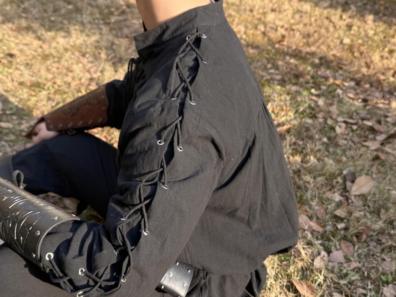 Black Renaissance Fair Tunic, Medieval LARP Shirt, Viking Tunic for Men, Pirate Costume, Viking LARP Cosplay Outfit bild 4