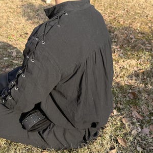 Black Renaissance Fair Tunic, Medieval LARP Shirt, Viking Tunic for Men, Pirate Costume, Viking LARP Cosplay Outfit bild 3