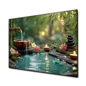 Op de afbeelding: Een serene afbeelding van een miniatuur zen-tuin met een waterpartij. Een bamboe tuit giet water in een houten kom, waardoor een kleine vijver ontstaat. Roze en witte bloemen, kaarsen en een stapel stenen dragen bij aan de rustige scène. De achtergrond is vervaagd met groen gebladerte.