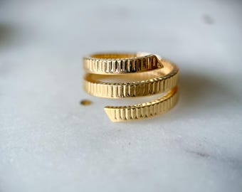 Vintage Ribbon 14k Yellow Gold Ring, Size 5 3/4