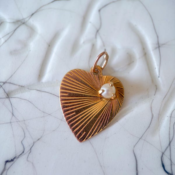 Charm coeur tourné vintage en or jaune 14 carats avec perle