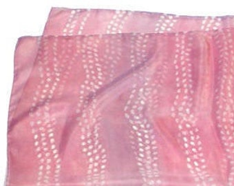 Bufanda Batik Spot, bufanda cuadrada de seda teñida a mano. Rosa suave y punteado.