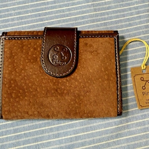 Cartera triple Pingo para mujer, gamuza color caramelo y ribete de piel color chocolate, nuevo en caja