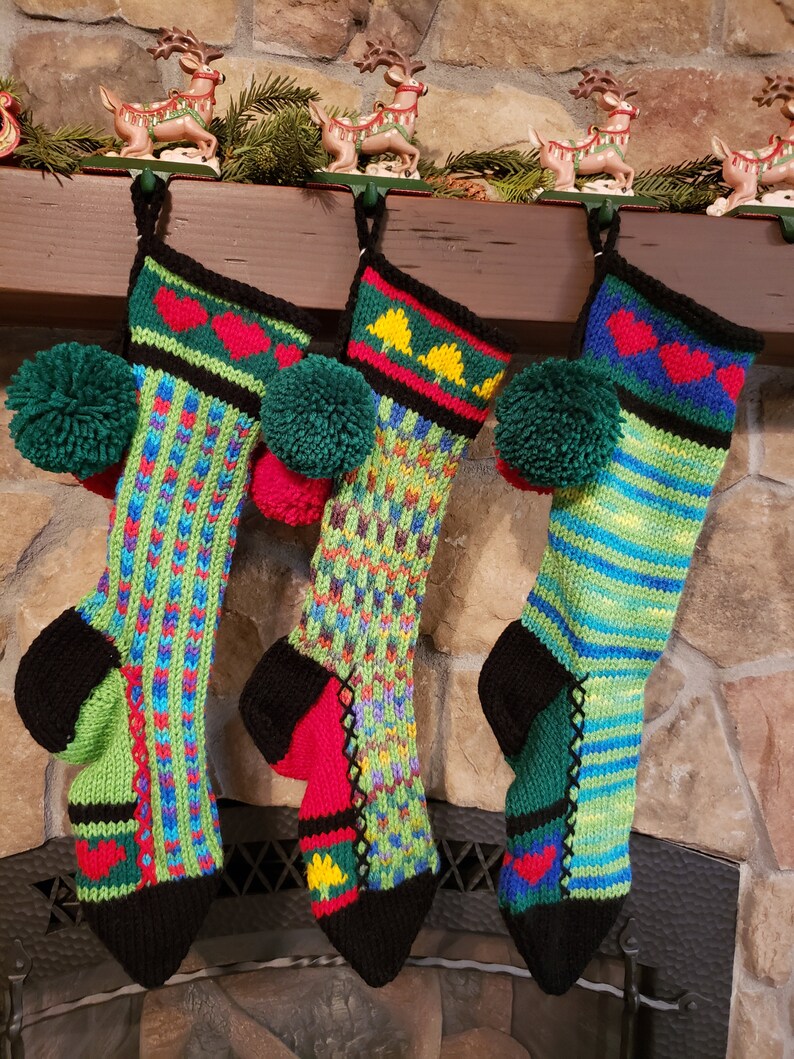 Hand stricken Weihnachten Strumpf rot grün Regenbogen Check Tannenbaum von Santa Strumpf Werke