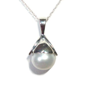 Pearl sterling silver pendant with chain