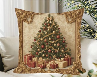 Peut inclure: Un coussin de Noël carré avec une illustration détaillée d'un sapin de Noël décoré, d'ornements et de cadeaux emballés. L'image est encadrée de détails dorés ornés, créant une esthétique vintage. Le coussin repose sur un canapé blanc.