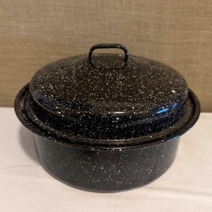 Black Speckled Graniteware Enamelware Round Roaster Pan w Lid
