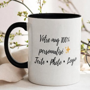 Puede incluir: Taza de cerámica blanca con interior y asa negros. La taza presenta el texto "Votre mug 100% personnalisé Texte • Photo • Logo" en escritura negra, con una estrella dorada.