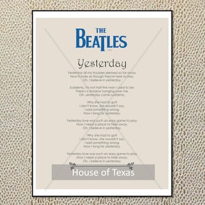 Könnte beinhalten: Ein druckbarer Poster mit den Texten des Beatles-Songs "Yesterday" mit dem Bandnamen und dem Jahr 1965 in blauer Schrift. Der Poster enthält auch den Text "House of Texas" unten.