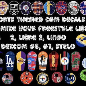 Peut inclure: Une collection d'autocollants adhésifs circulaires et ovales présentant divers logos et motifs d'équipes sportives professionnelles et universitaires. Le texte indique : SPORTS THEMED CGM DECALS CUSTOMIZE YOUR FREESTYLE LIBRE 2, LIBRE 3, LINGO DEXCOM G6, G7, STELO.