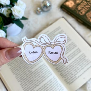 Buch Freunde Locket Aufkleber | Süßer Bücherwurm Merch | Zubehör | Kindle Sticker | Buch Liebhaber Aufkleber Geschenk | E-Reader Aufkleber