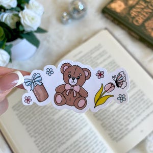 Niedlicher Frühlings-Teddy und Eiskaffee-Aufkleber | Süßer Bücherwurm Merch | Zubehör | Kindle Sticker | Buch Liebhaber Aufkleber Geschenk | E-Reader Aufkleber