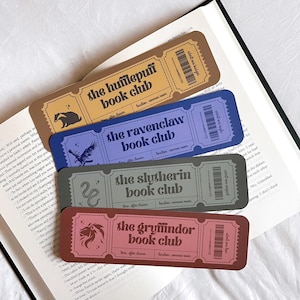 Könnte beinhalten: Vier farbige Lesezeichen mit einem Ticket-Design. Jedes Lesezeichen zeigt ein anderes Wappen der Hogwarts-Häuser: Gryffindor, Slytherin, Ravenclaw und Hufflepuff. Die Lesezeichen haben den Text "the [house name] book club" und "admit one [house mascot]" aufgedruckt.