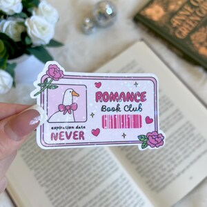 Holografisch romantischer Buchclub-Aufkleber | Süßer Bücherwurm Merch | Zubehör | Kindle Sticker | Buch Liebhaber Aufkleber Geschenk | E-Reader Aufkleber