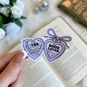 Buchliebhaber TBR Herz Locket Aufkleber | Süßer Bücherwurm Merch | Zubehör | Kindle Sticker | Buch Liebhaber Aufkleber Geschenk | E-Reader Aufkleber