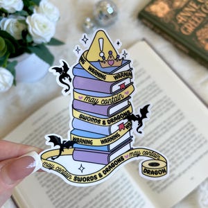 Fantasy Warnbuch Stapel Aufkleber | Süßer Bücherwurm Merch | Zubehör | Kindle Sticker | Buch Liebhaber Aufkleber Geschenk | E-Reader Aufkleber