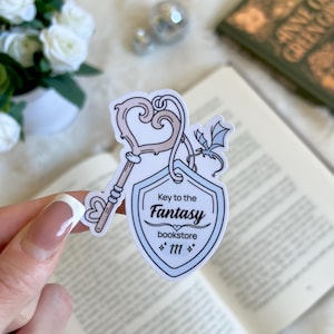Schlüssel zur Fantasy-Buchhandlung Aufkleber | Süßer Bücherwurm Merch | Zubehör | Kindle Sticker | Buch Liebhaber Aufkleber Geschenk | E-Reader Aufkleber