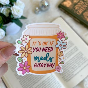 Adesivo "Tudo bem se você precisar de seus remédios todos os dias" | Produtos fofos de livros | Acessórios | Adesivo Kindle | Adesivos para presente | Saúde mental