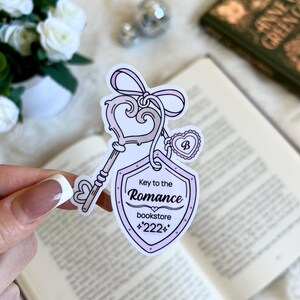 Key To Romance Buchhandlung Aufkleber | Süßer Bücherwurm Merch | Zubehör | Kindle Sticker | Buch Liebhaber Aufkleber Geschenk | E-Reader Aufkleber