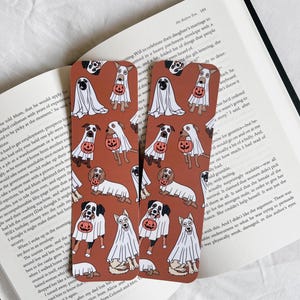 Honden in Halloweenkostuums bladwijzer