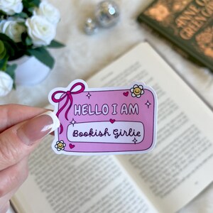Hello I Am a Bookish Girlie Sticker | Süßer Bücherwurm Merch | Zubehör | Kindle Sticker | Buch Liebhaber Aufkleber Geschenk | E-Reader Aufkleber